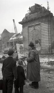 ARH NL Koberg 9259, Der Maler Hans Kreuzer und zwei Kinder vor dem zerstörten Marstalltor, Hannover, 1952