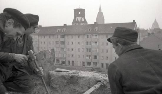 ARH NL Koberg 9262, Arbeiter auf dem Marstalltor, Blick in Richtung Kreuzkirche, Marktkirche und Neues Rathaus, Hannover, 1952