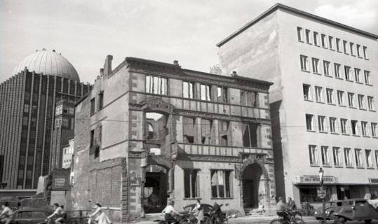 ARH NL Koberg 9292, Zerstörtes "Haus der Väter" und das Anzeiger-Hochhaus, Hannover, 1952