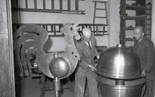 ARH NL Koberg 9299, Turmhahn und Turmkugel der Marktkirche vor ihrer Anbringung, Hannover, 1952