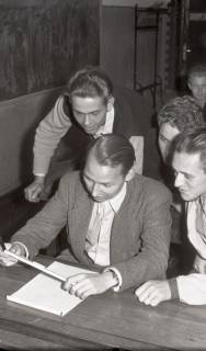 ARH NL Koberg 9313, Junge Männer in einem Schul- oder Vorlesungsraum?, Hannover, 1952