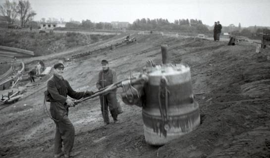 ARH NL Koberg 9333, Arbeiter beim Bau des Niedersachsenstadions (heute HDI-Arena), Hannover, 1952