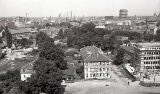 ARH NL Koberg 9363, Blick von der Adolfstraße in Richtung Schwarzer Bär, vorne rechts das heutige Gebäude vom Nds. Ministerium für Inneres und Sport im Bau, oben links das Capitol-Hochhaus, oben rechts Gasometer, Hannover, 1952