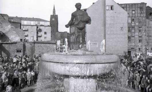 ARH NL Koberg 9381, Einweihung des Duve-Brunnens, im Hintergrund die Marktkirche, Hannover, 1953