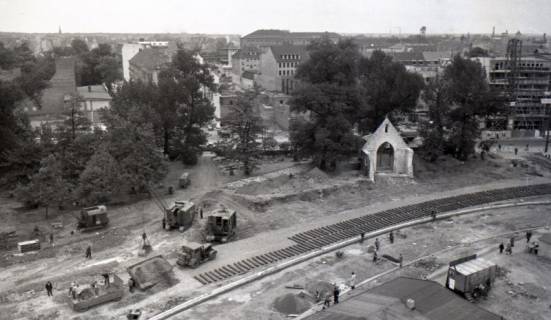 ARH NL Koberg 9411, Straßenbau am Alten St.-Nikolai-Friedhof, rechts die Reste der Nikolaikapelle, Hannover, 1953