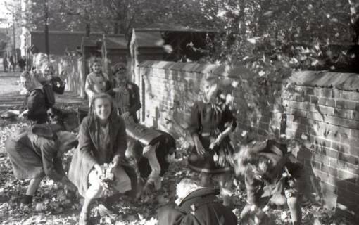 ARH NL Koberg 9441, Mädchen spielen im Laub, Hannover, wohl 1946