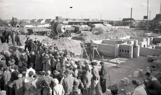 ARH NL Koberg 9443, Grundsteinlegung der ECA-Siedlung, Mittelfeld, 1949