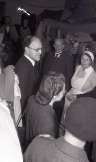 ARH NL Koberg 9489, Lord Pakenham und W. Weber beim Besuch eines Geflüchtetenbunkers, Hannover, 1947