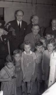 ARH NL Koberg 9490, Lord Pakenham und W. Weber beim Besuch eines Geflüchtetenbunkers, Hannover, 1947