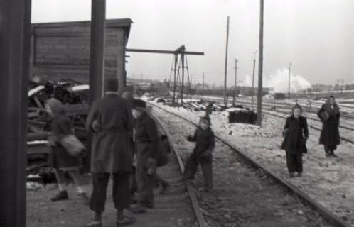 ARH NL Koberg 9532, Personen beim Kohlediebstahl, Hannover, 1945