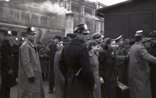 ARH NL Koberg 9553, Razzia am Hauptbahnhof zur Eindämmung von Schwarzhandel, Hannover, 1945