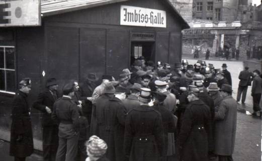 ARH NL Koberg 9555, Razzia am Hauptbahnhof zur Eindämmung von Schwarzhandel, Hannover, 1945