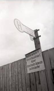 ARH NL Koberg 9574, Ersatzhaltestelle und Hinweisschild, Hannover, wohl 1954