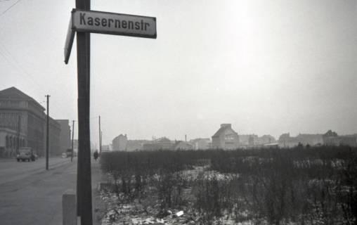 ARH NL Koberg 9620, Ecke Kasernenstraße (heute verläuft dort die Hamburger Allee), links das Continental-Verwaltungsgebäude, Vahrenwald, zwischen 1957/1961