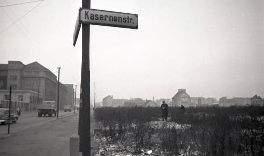 ARH NL Koberg 9621, Ecke Kasernenstraße (heute verläuft dort die Hamburger Allee), links das Continental-Verwaltungsgebäude, Vahrenwald, zwischen 1957/1961