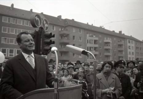 ARH NL Koberg 9634, Willy Brandt am Rednerpult, Enthüllung des "Berliner Meilensteins", Hannover, 1959