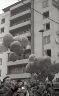 ARH NL Koberg 9639, Publikum mit Luftballons bei der Enthüllung des "Berliner Meilensteins", Hannover, 1959