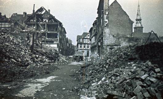 ARH NL Koberg 9692, Zerstörte Häuser in der Altstadt, rechts die Kreuzkirche, Hannover, 1943