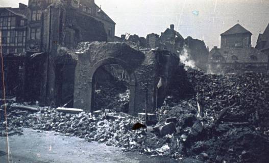 ARH NL Koberg 9695, Zerstörte Häuser in der Altstadt, Hannover, 1943