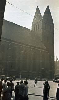 ARH NL Koberg 9698, Zerstörte Marktkirche, davor Schaulustige und Schutzpolizisten, Hannover, 1943