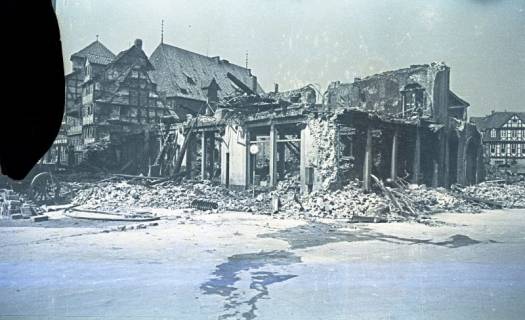 ARH NL Koberg 9704, Zerstörte Häuser am Holzmarkt, rechts Blick in die Burgstraße, links die Pferdestraße, Hannover, 1943