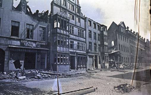 ARH NL Koberg 9708, Blick vom Holzmarkt in die Leinstraße, neben dem Geschäftshaus C. Nikolai rechts das Haus der Hahn'schen Buchhandlung, am rechten Bildrand das "Alte Palais", Hannover, 1943
