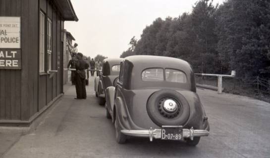 ARH NL Koberg 9807, Autos am Grenzübergang Helmstedt/Marienborn, 1946