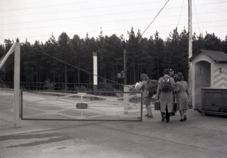 ARH NL Koberg 9816, Britischer Soldat schickt Personen zurück in die sowjetische Zone, Grenzübergang Helmstedt/Marienborn, 1946