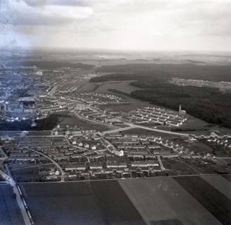 ARH NL Koberg 9909, Blick über die Stadt mit Stadtwald und Ev. ChristusBrüderGemeinde (r.), Wolfsburg, 1957