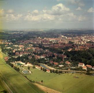 ARH NL Koberg 9921, Blick von Südwesten nach Nordosten über die Altstadt, Hildesheim, 1957