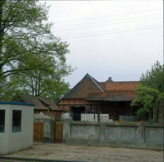 ARH NL Machinowski 10, Blick auf Wirtschaftsgebäude eines Hofes, Uetze, 1982