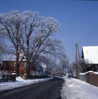 ARH NL Machinowski 26, Blick auf eine Straße in Richtung eines Tankstellen-Schildes, Hänigsen, 1986