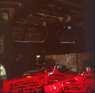 ARH NL Machinowski 47, Innenraum der Scheune mit Geräten, Wackerwinkel, 1980