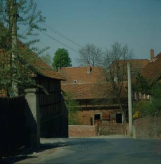 ARH NL Machinowski 157, Blick auf einen Hof, Jeinsen, 1981