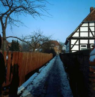 ARH NL Machinowski 222, Weg zwischen Mauer und Zaun, Leveste, 1981