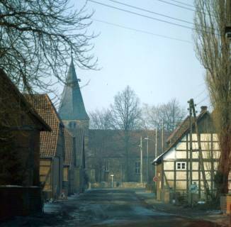 ARH NL Machinowski 247, Blick in Richtung Kirche, Leveste, 1981