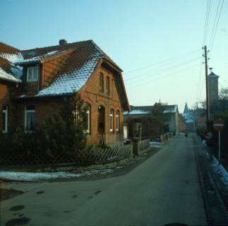 ARH NL Machinowski 260, Straße mit Blick in Richtung Kirche und Feuerwehr, Leveste, 1981