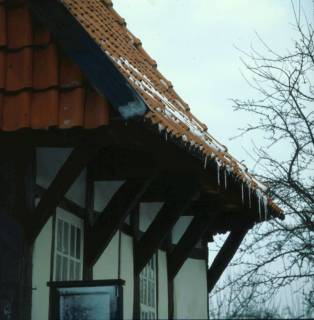 ARH NL Machinowski 285, Eiszapfen am Dach der Kapelle, Northen, 1980