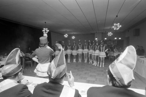 ARH NL Mellin 01-006/0021, Funkenmariechen der Karnevalsgesellschaft SOS, Sievershausen, zwischen 1969/1970