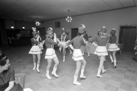 ARH NL Mellin 01-006/0022, Funkenmariechen der Karnevalsgesellschaft SOS, Sievershausen, zwischen 1969/1970