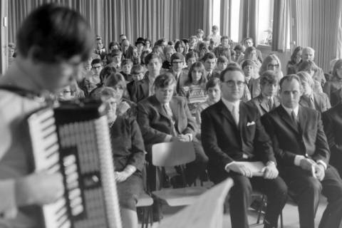 ARH NL Mellin 01-025/0014, Ernennung von Joachim Schlossarek (sitzend mit Brille) zum Rektor der Realschule, Burgdorf, ohne Datum