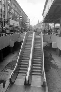 Archiv der Region Hannover, ARH NL Mellin 01-055/0009, Rolltreppe in der Bahnhofstraße in die Passerelle (heute Niki-de-Saint-Phalle-Promenade) vor dem Kaufhof, 1975