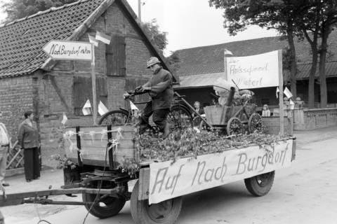 ARH NL Mellin 01-065/0016, Festwagen mit der Aufschrift "Auf nach Burgdorf" anlässlich der 750-Jahrfeier, Dollbergen, wohl 1976