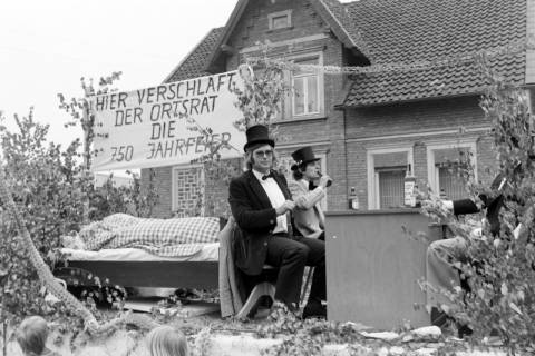 ARH NL Mellin 01-065/0017, Personen auf einem Festwagen mit Banner anlässlich der 750-Jahrfeier, Dollbergen, wohl 1976