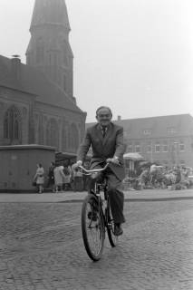 ARH NL Mellin 01-078/0020, Mann auf Fahrrad vor einer Kirche, ohne Datum