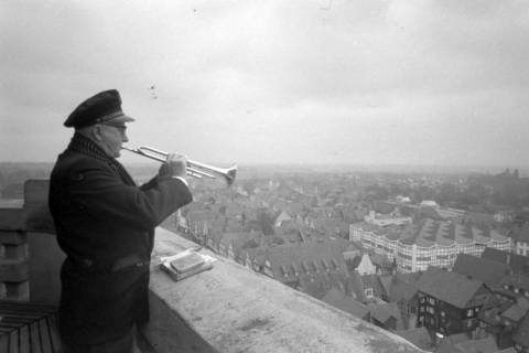 ARH NL Mellin 01-082/0005, Mann mit Trompete auf dem Kirchturm der Stadtkirche St. Marien und Blick auf die Stadt, Celle, ohne Datum