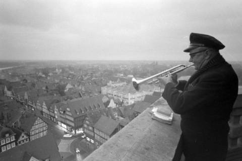 ARH NL Mellin 01-082/0006, Mann mit Trompete auf dem Kirchturm der Stadtkirche St. Marien und Blick auf die Stadt, Celle, ohne Datum