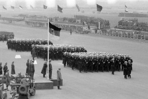ARH NL Mellin 01-089/0008, MilitärEhrenparade zur Verabschiedung des Bundeskanzlers Dr. Konrad Adenauer, Wunstorf, 1963