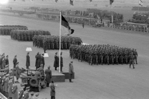 ARH NL Mellin 01-089/0009, Ehrenparade zur Verabschiedung des Bundeskanzlers Dr. Konrad Adenauer, Wunstorf, 1963