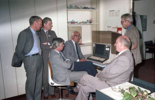 ARH NL Mellin 01-097/0003, Gruppe von Männern um einen Computer, ohne Datum